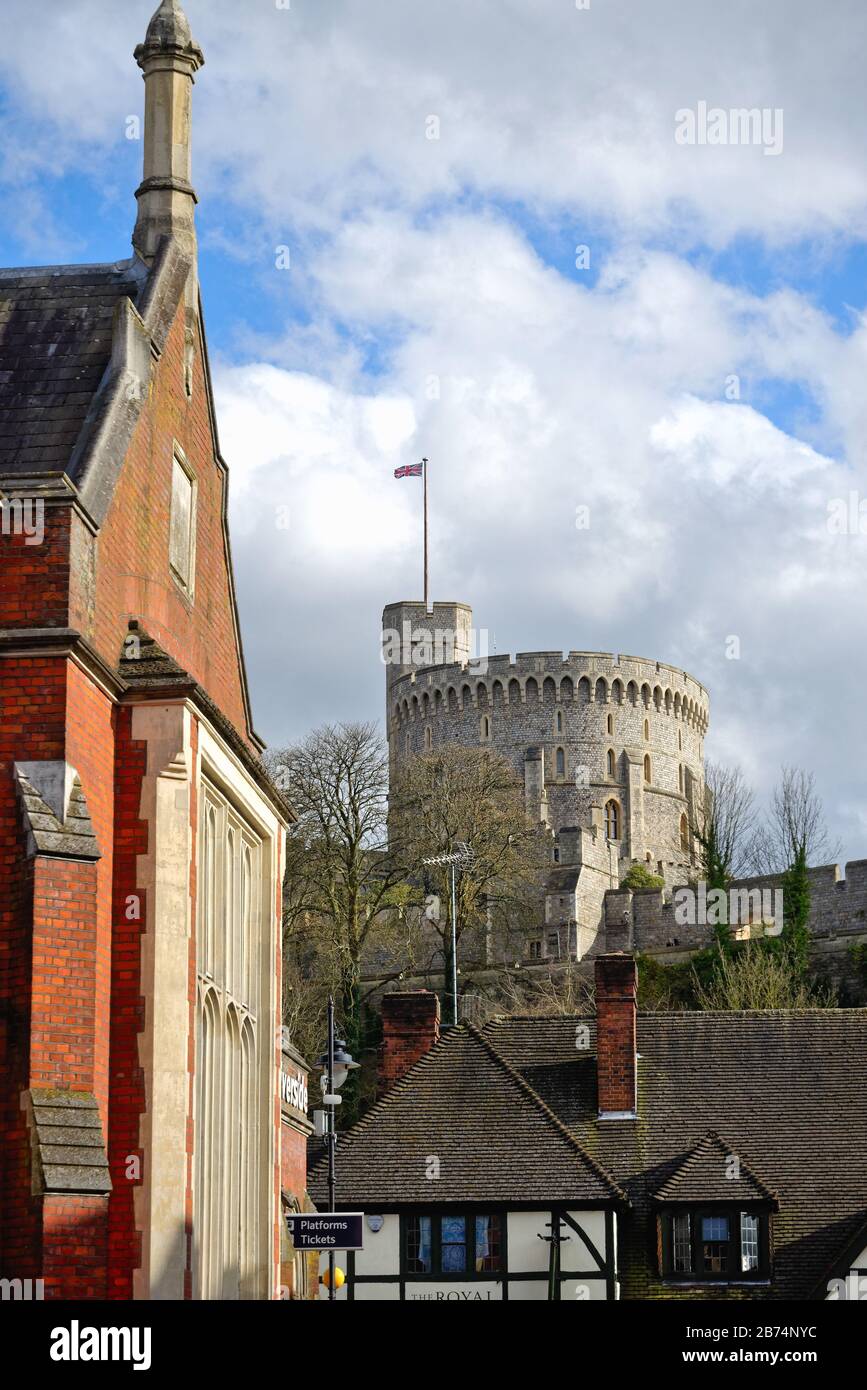 La tour ronde au château de Windsor avec la façade de Windsor et de la gare d'Eton au premier plan, Royal Borough de Windsor Berkshire Angleterre Royaume-Uni Banque D'Images