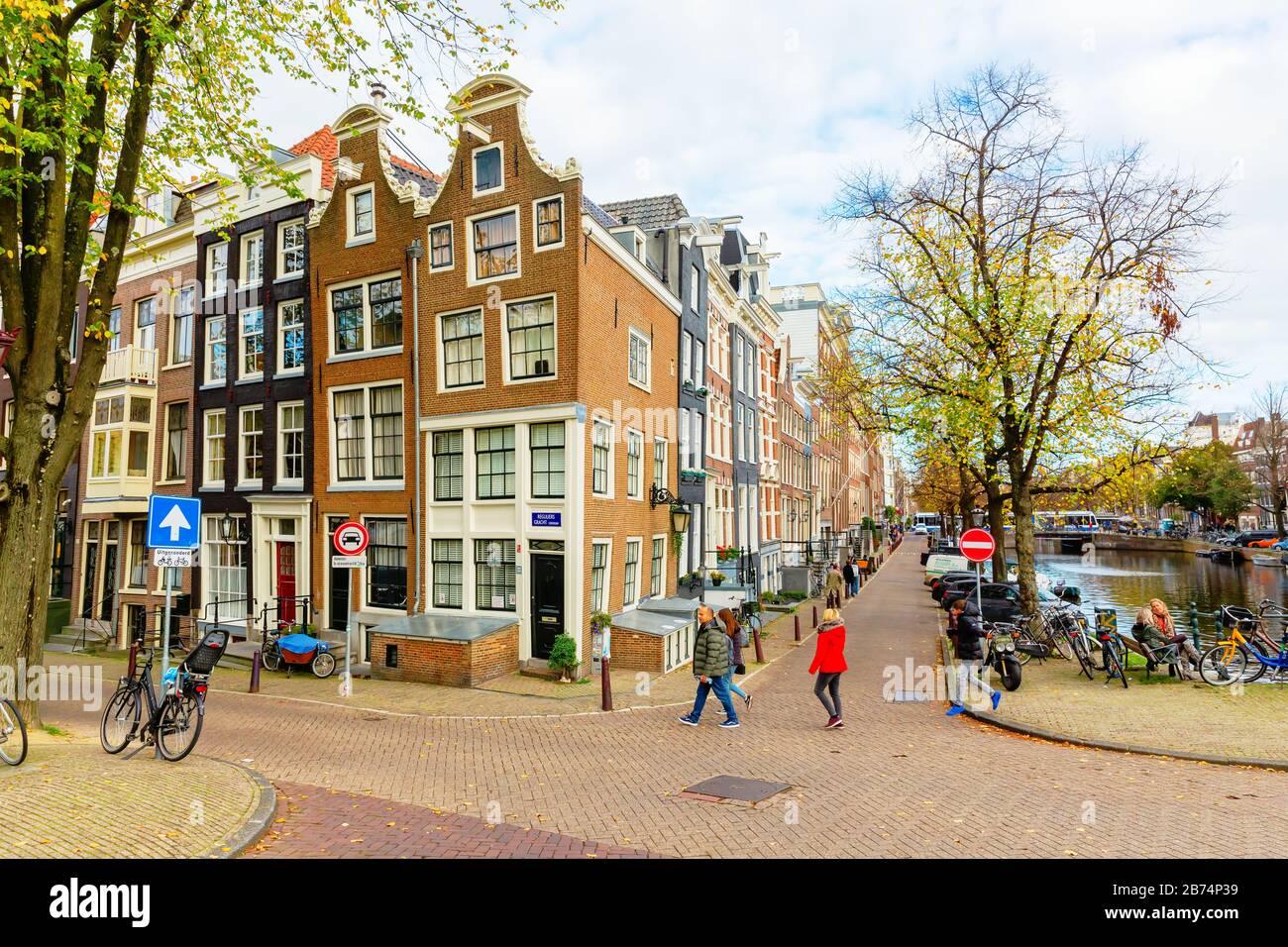 Amsterdam, Pays-Bas - 28 octobre 2019: Vue sur la rue à Amsterdam, avec des personnes non identifiées. Amsterdam est la capitale et la ville la plus peuplée du Banque D'Images