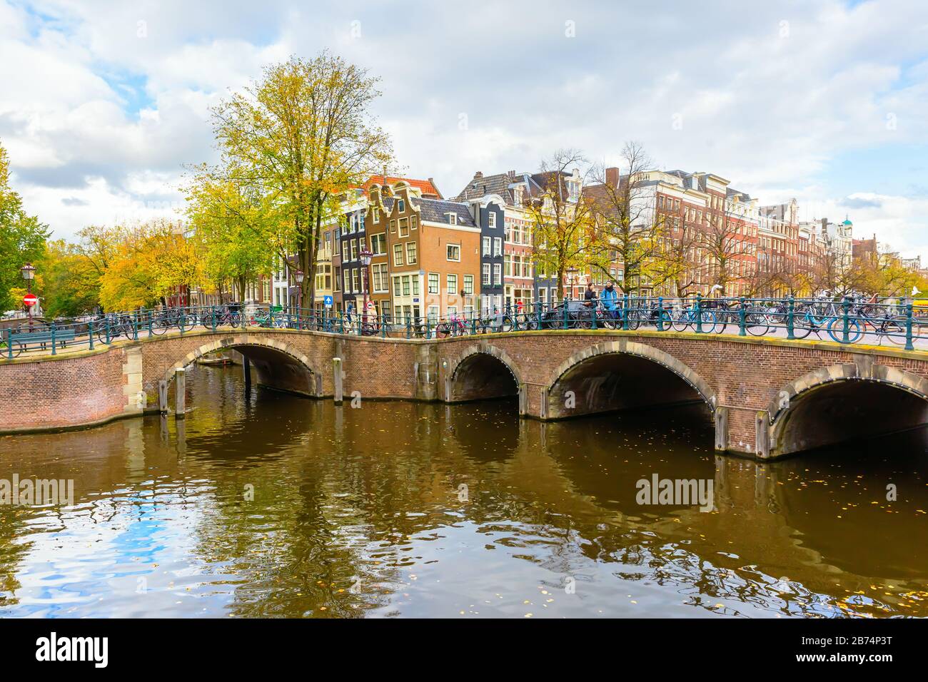 Amsterdam, Pays-Bas - 28 octobre 2019: Paysage urbain avec canal typique à Amsterdam, avec des personnes non identifiées. Amsterdam est la capitale et la plupart des popu Banque D'Images