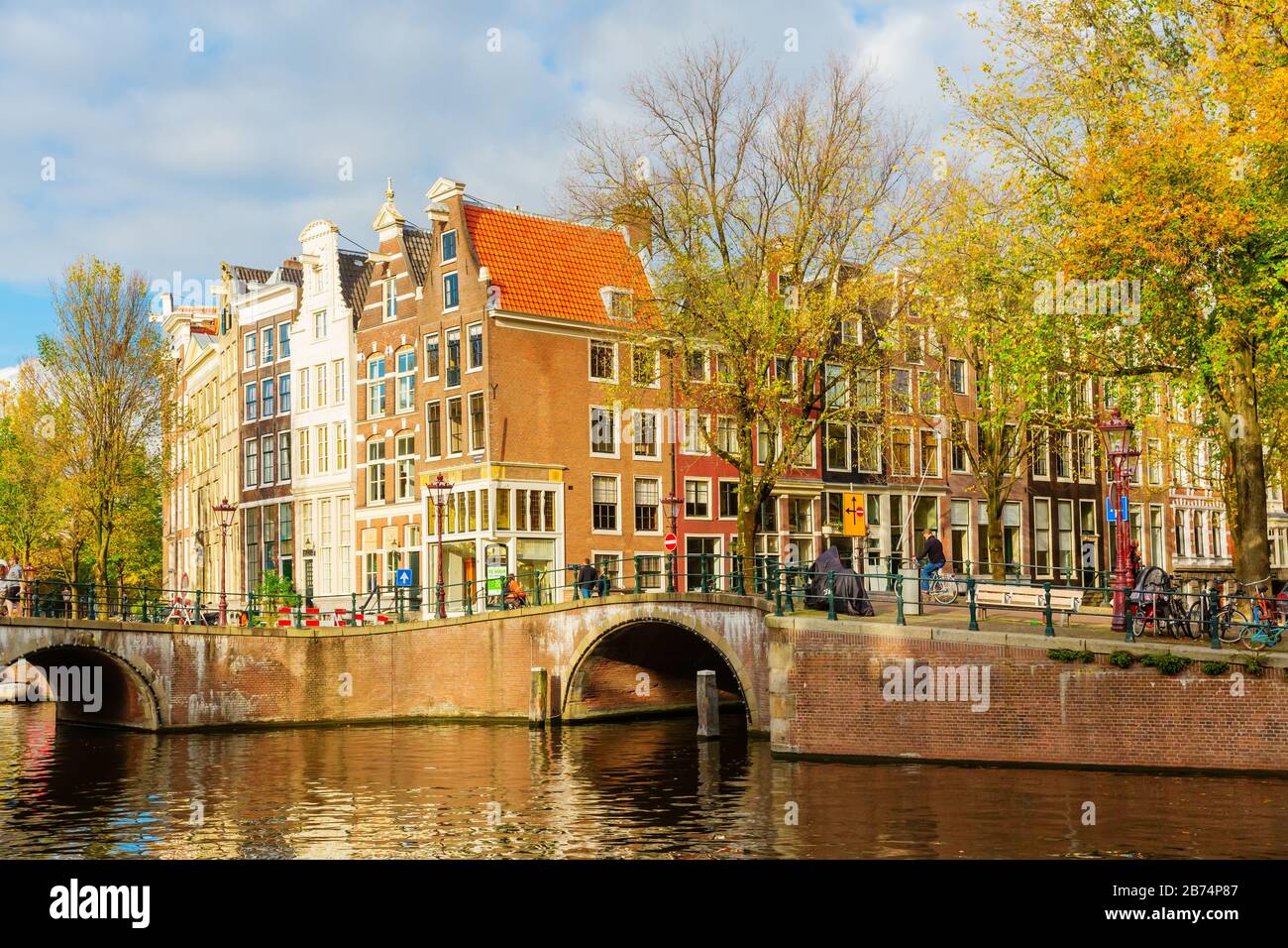 Amsterdam, Pays-Bas - 28 octobre 2019: Paysage urbain avec canal typique à Amsterdam, avec des personnes non identifiées. Amsterdam est la capitale et la plupart des popu Banque D'Images