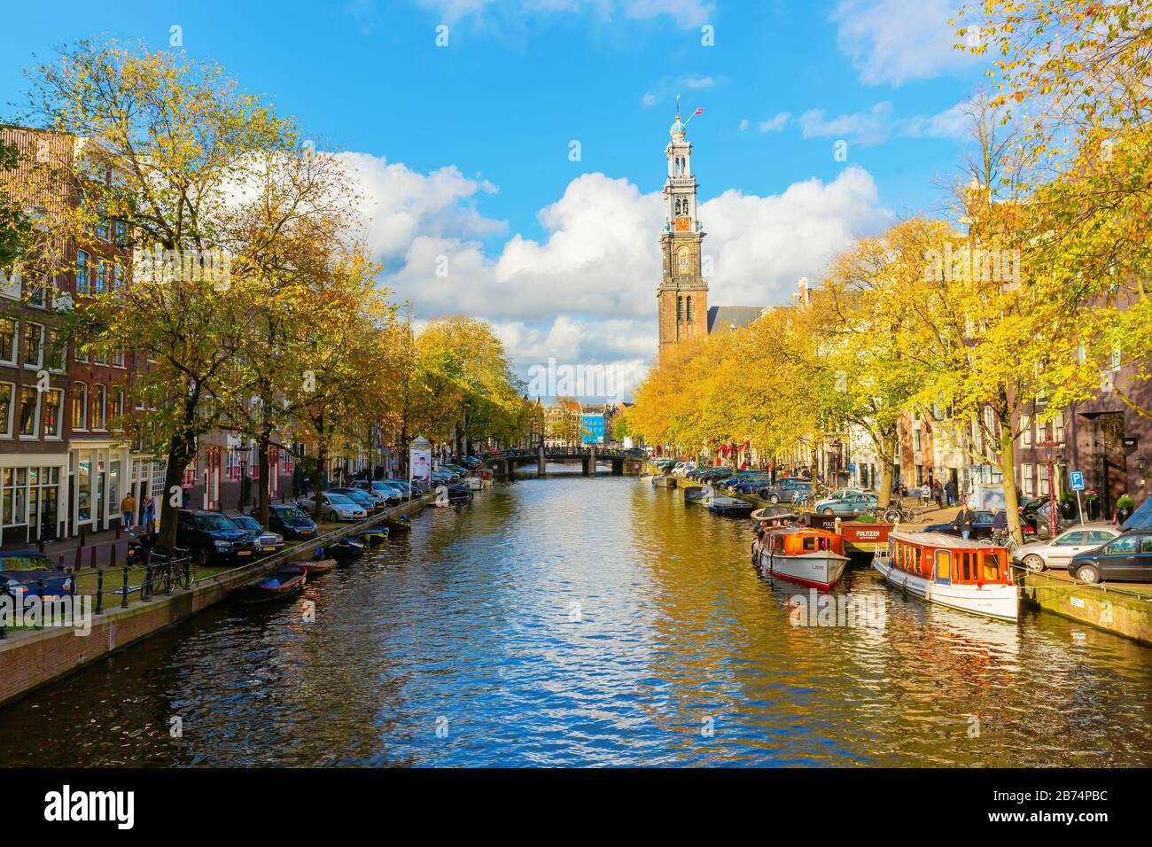 Amsterdam, Pays-Bas - 28 octobre 2019: Paysage urbain avec canal typique à Amsterdam, avec des personnes non identifiées. Amsterdam est la capitale et la plupart des popu Banque D'Images