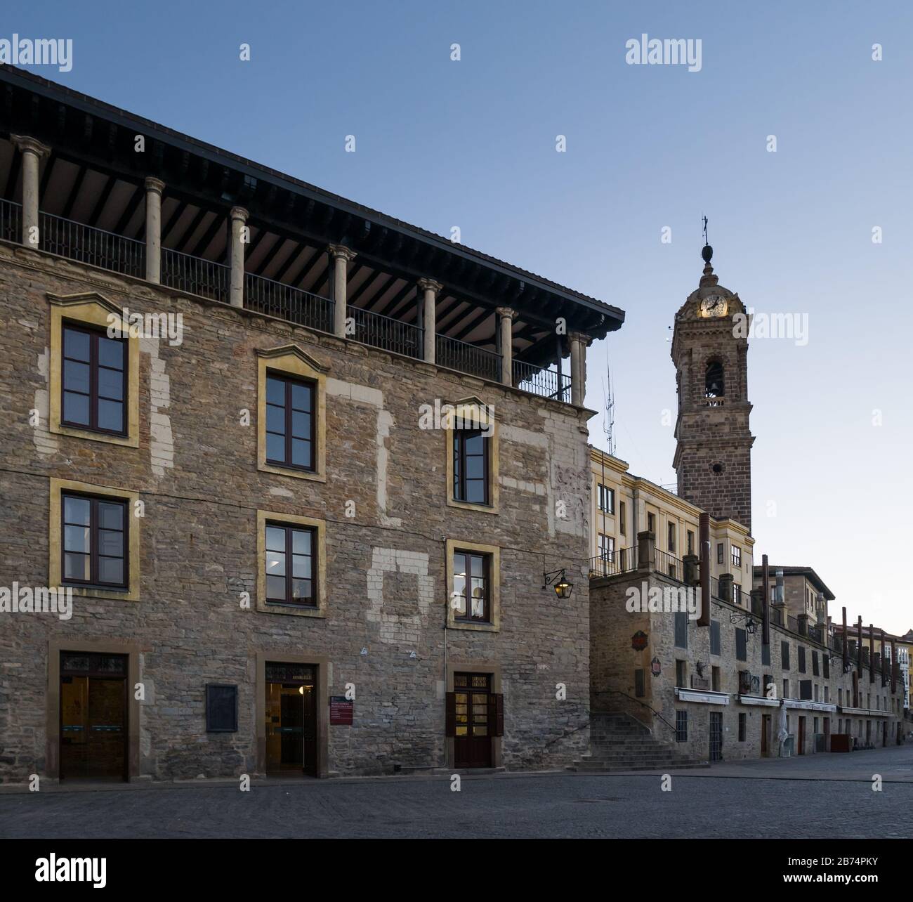 Vue sur le Palais Palacio Villa Suso et la place Plaza del Machete au lever du soleil, à Vitoria-Gasteiz, Pays basque, Espagne Banque D'Images