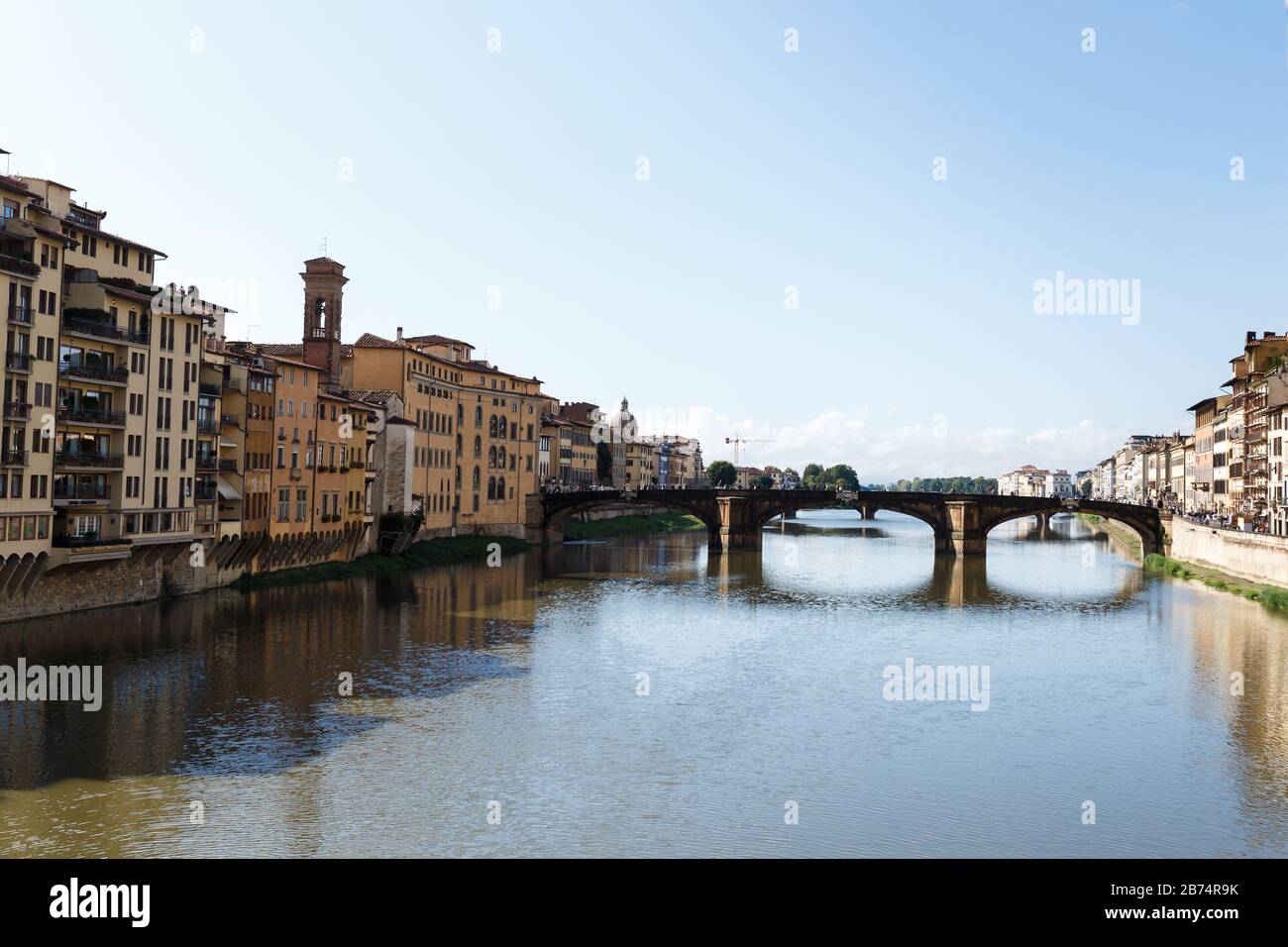 Rues avec maisons anciennes colorées et ponts au milieu de Florence Banque D'Images