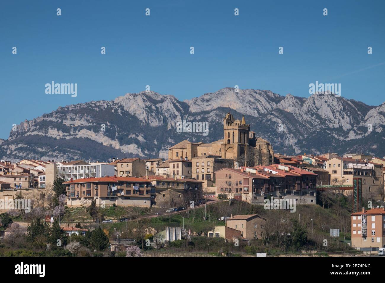 Vue sur Laguardia, région d'Alava/Rioja, Espagne, à l'arrière de la chaîne de montagnes Cantabria Banque D'Images