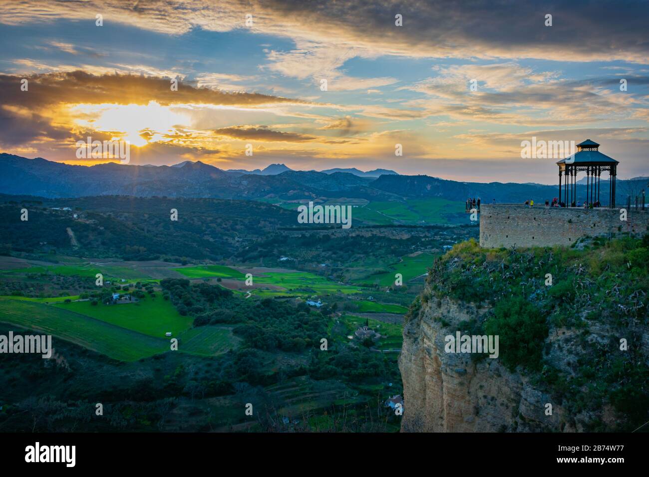 Vue sur la Sierra de Grazalema dans les jardins Blas Infante de Ronda. 12 / Mars / 2020 Banque D'Images