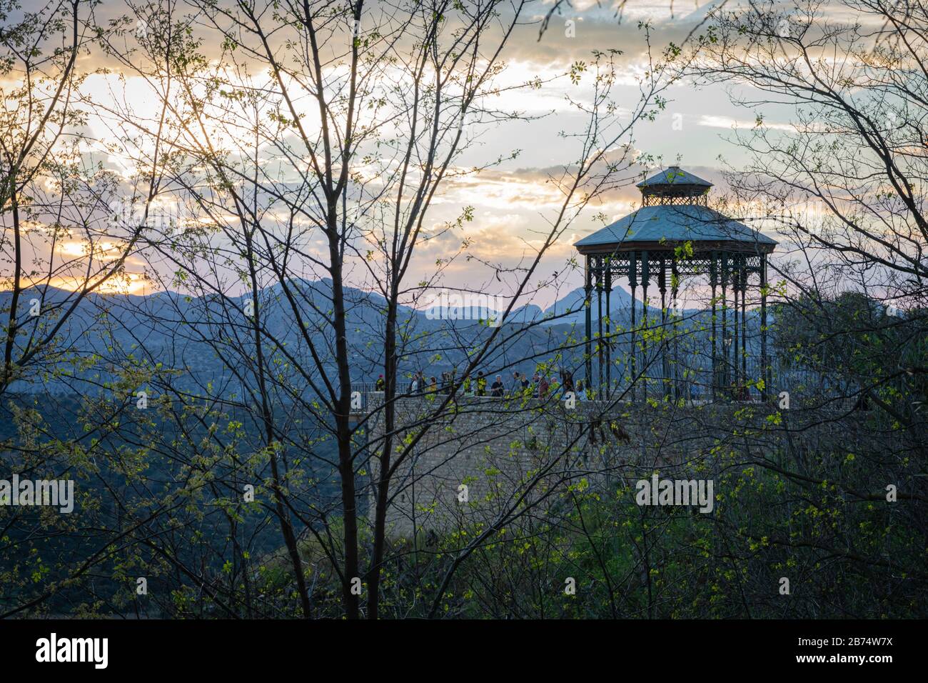 Vue sur la Sierra de Grazalema dans les jardins Blas Infante de Ronda. 12 / Mars / 2020 Banque D'Images