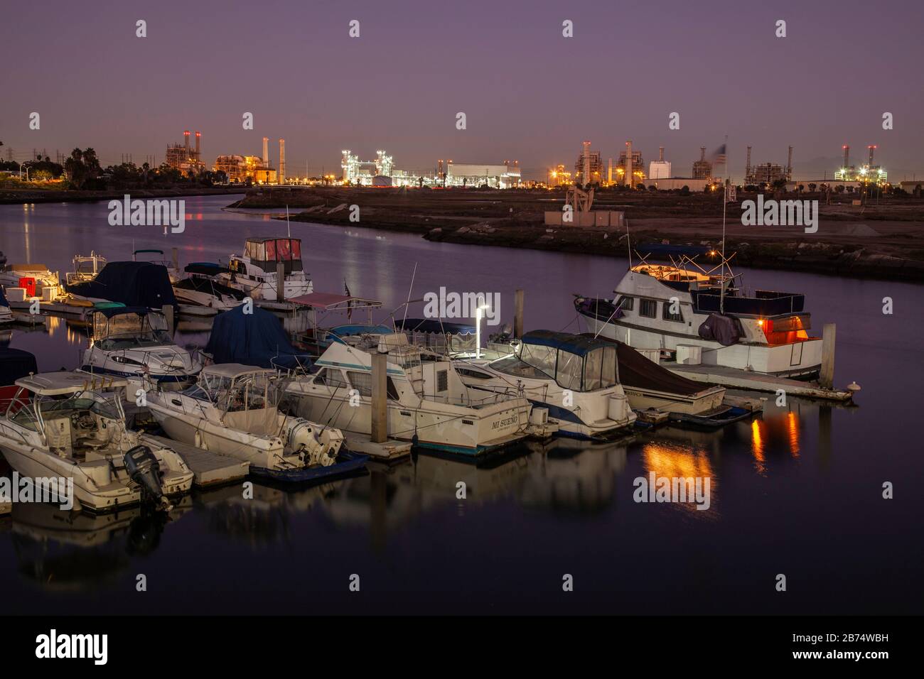Marina à Los Cerritos Wetlands avec raffineries de pétrole au loin, long Beach, californie, États-Unis Banque D'Images