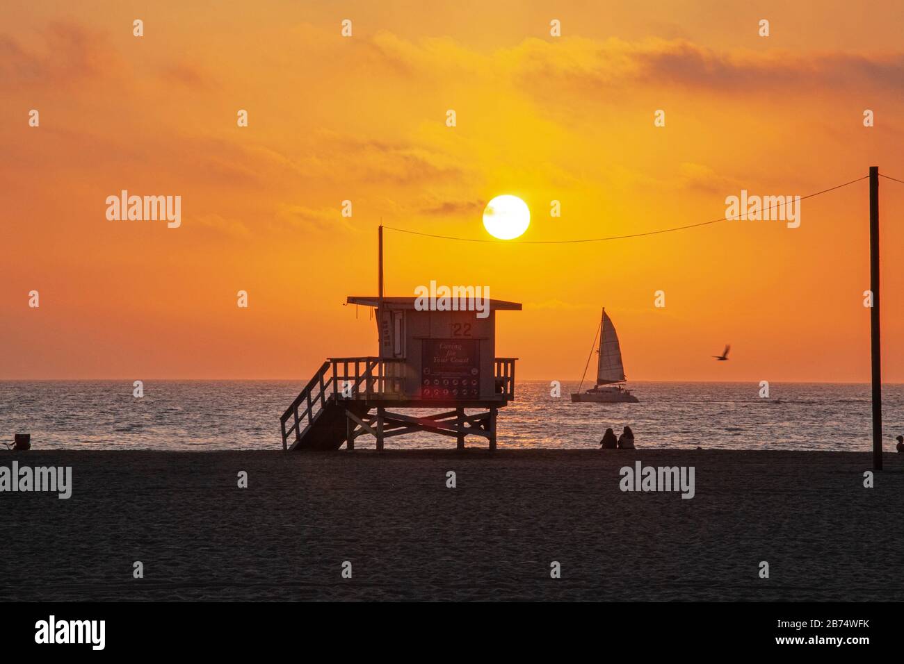 Regarder le coucher du soleil sur Santa Monica Beach, Californie, États-Unis Banque D'Images