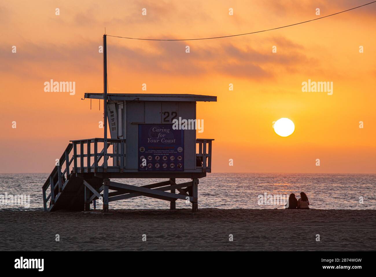Regarder le coucher du soleil sur Santa Monica Beach, Californie, États-Unis Banque D'Images