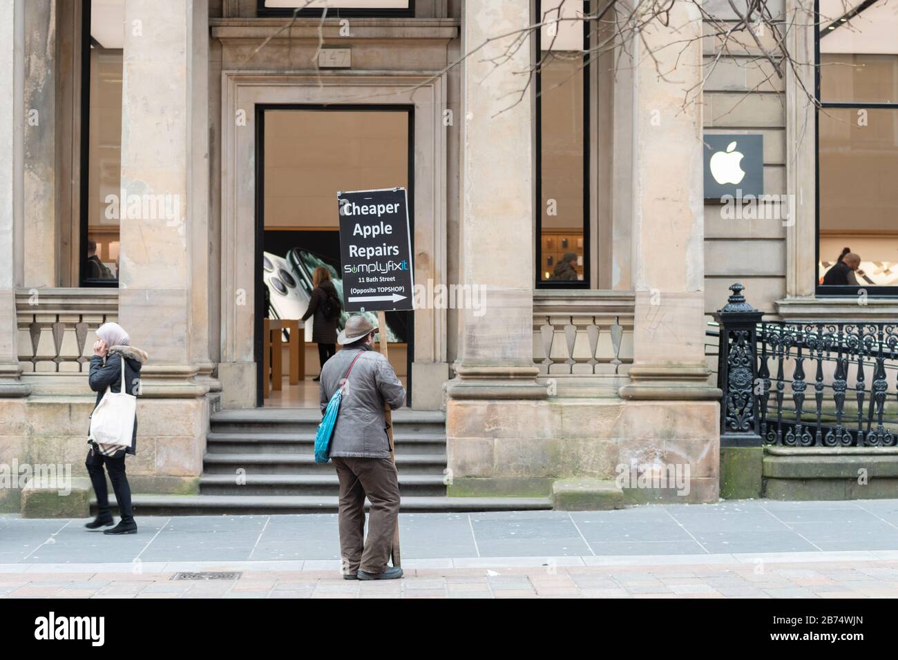 Apple Store Glasgow avec l'homme en dehors du port de placarde publicité moins cher réparations de pomme à proximité - Glasgow, Ecosse, Royaume-Uni Banque D'Images