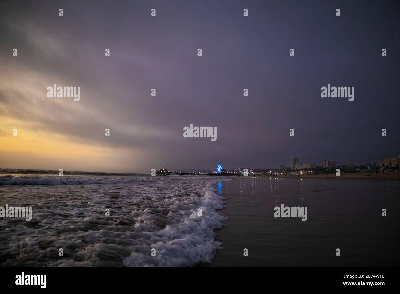Vagues sur Santa Monica Beach, Californie, États-Unis Banque D'Images