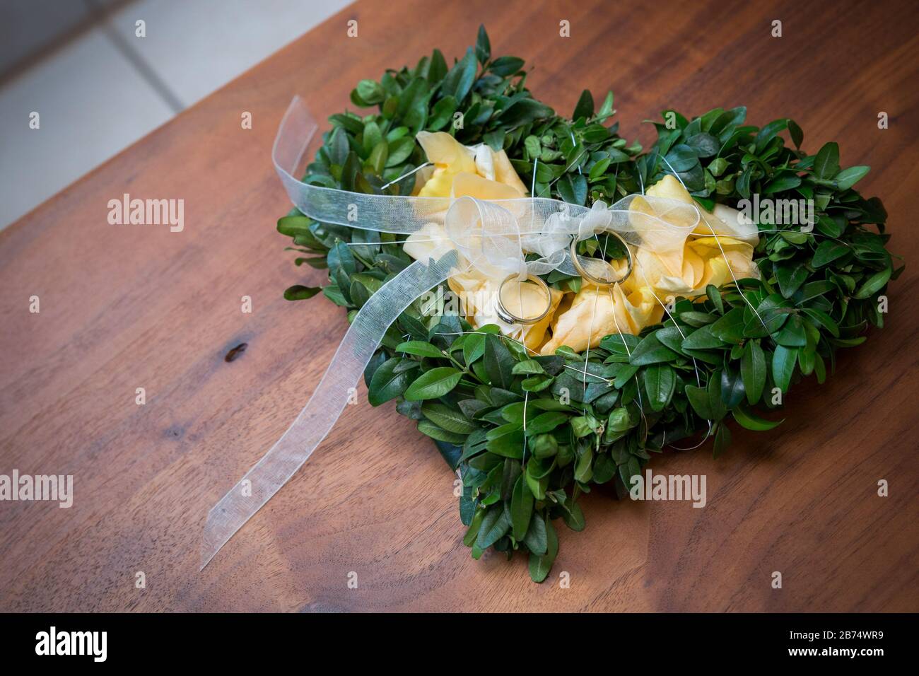 bouquets de mariage sur table en bois marron Banque D'Images