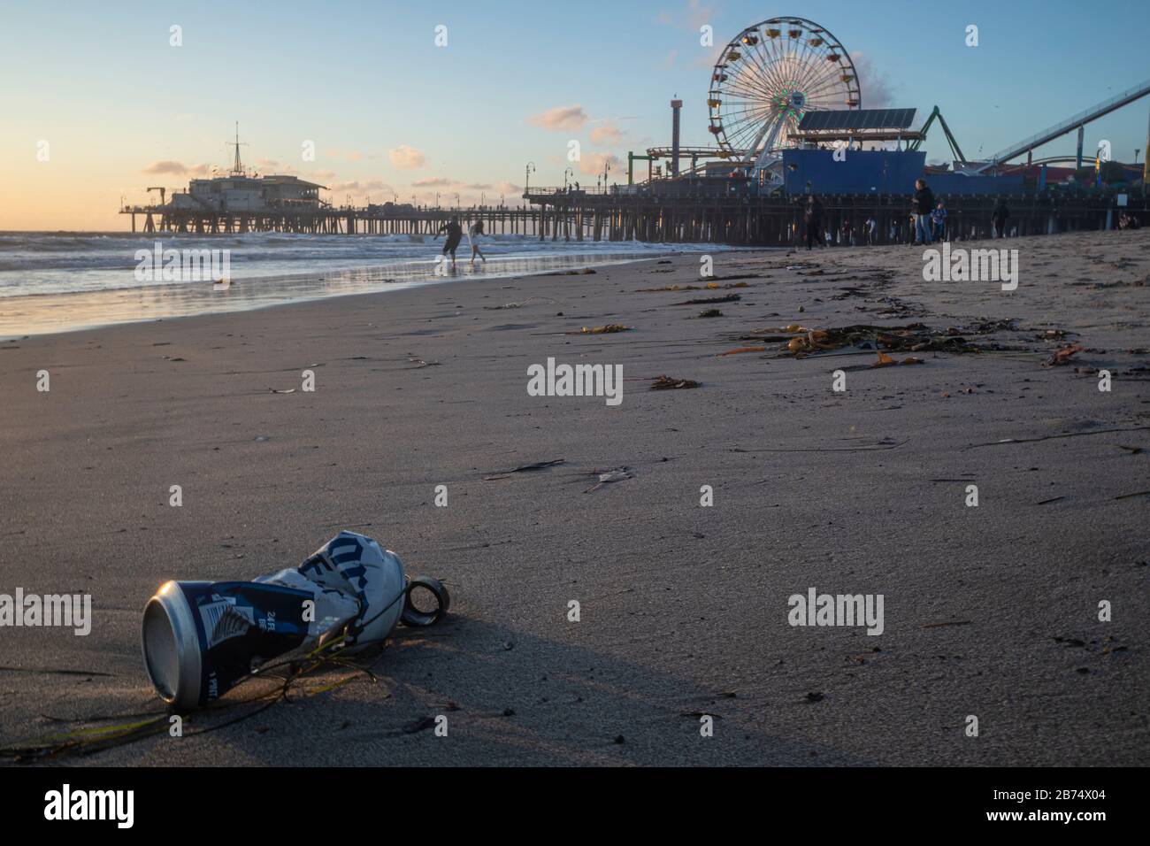 Les ordures se sont lavées sur la plage, Santa Monica, Californie, États-Unis Banque D'Images