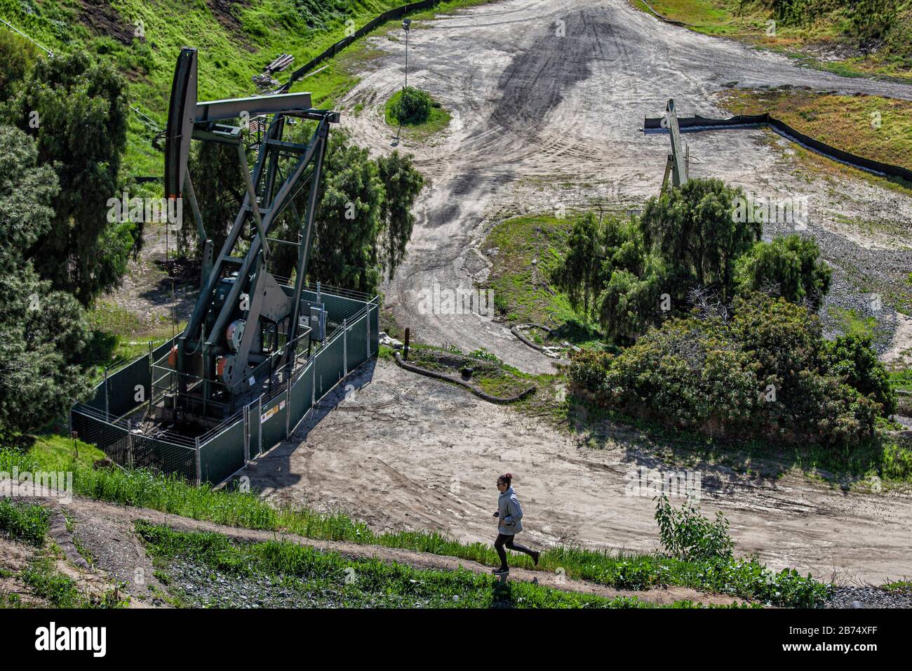 Puits d'huile et citrouilles dans la ville de signal Hill. Autrefois une zone de production massive de pétrole, les puits de pétrole sont encore mélangés dans ses quartiers résidentiels. Banque D'Images