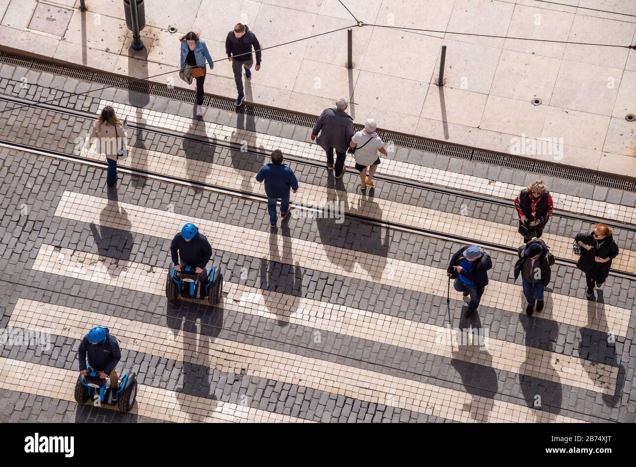 Lisbonne, Portugal - 2 mars 2020: Vue de dessus de nombreuses personnes passant un tableau de concordance Banque D'Images