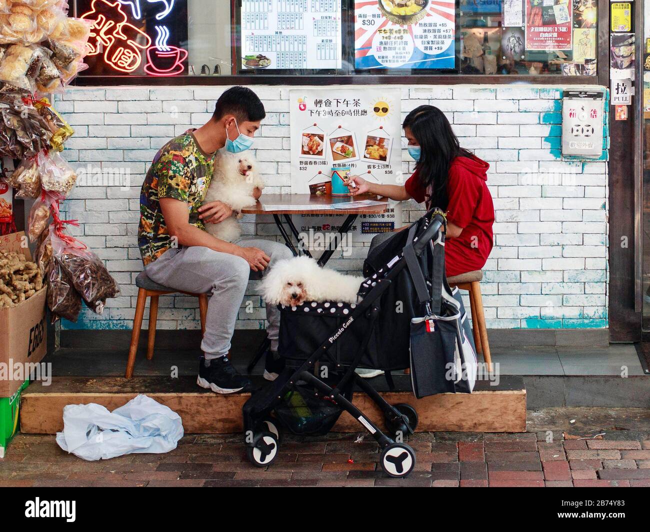 Un couple porte un masque chirurgical assis dans un restaurant à hong Kong. Banque D'Images