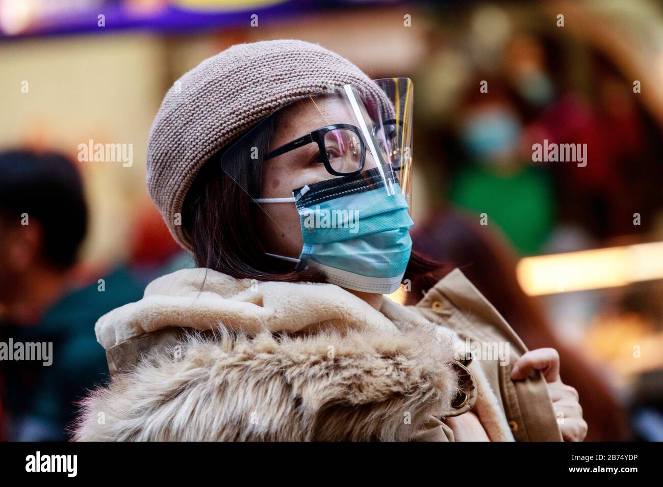 Les gens portent un masque chirurgical à Hong Kong pour se protéger de l'infection à Coronavirus. Jusqu'à présent, 10 cas d'infection sont confirmés. Banque D'Images