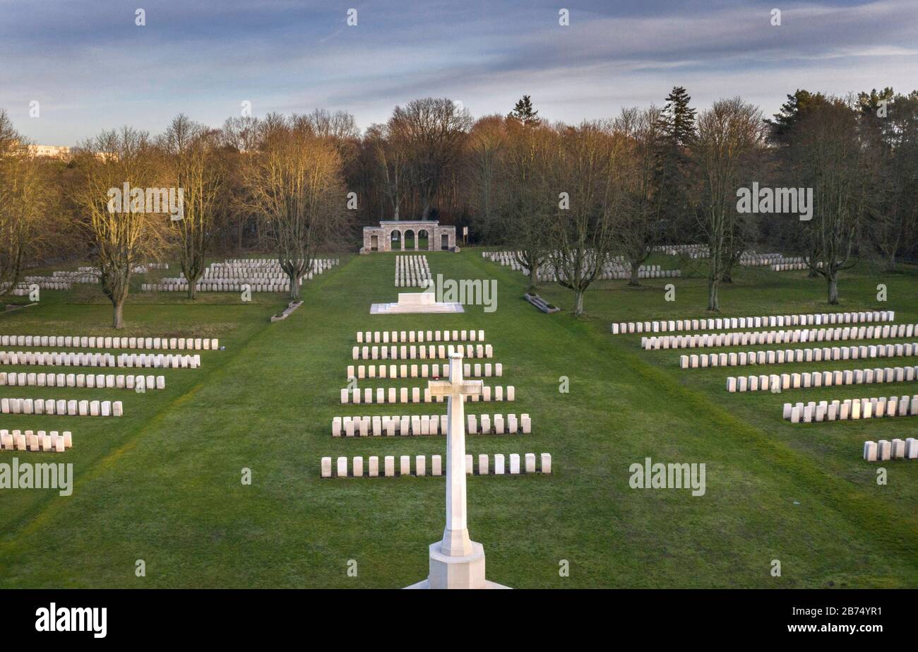 Vue sur le cimetière militaire britannique situé sur la Heerstraße de Berlin avec plus de trois mille morts et demi des pays du Commonwealth, y compris des membres de l'armée de l'air tués dans la bataille aérienne sur Berlin. Le Grove of Honor a été créé en 1955-57 par la Commission Commenforest War Graves selon les plans de l'architecte Philipp Dalton Hepworth. [traduction automatique] Banque D'Images