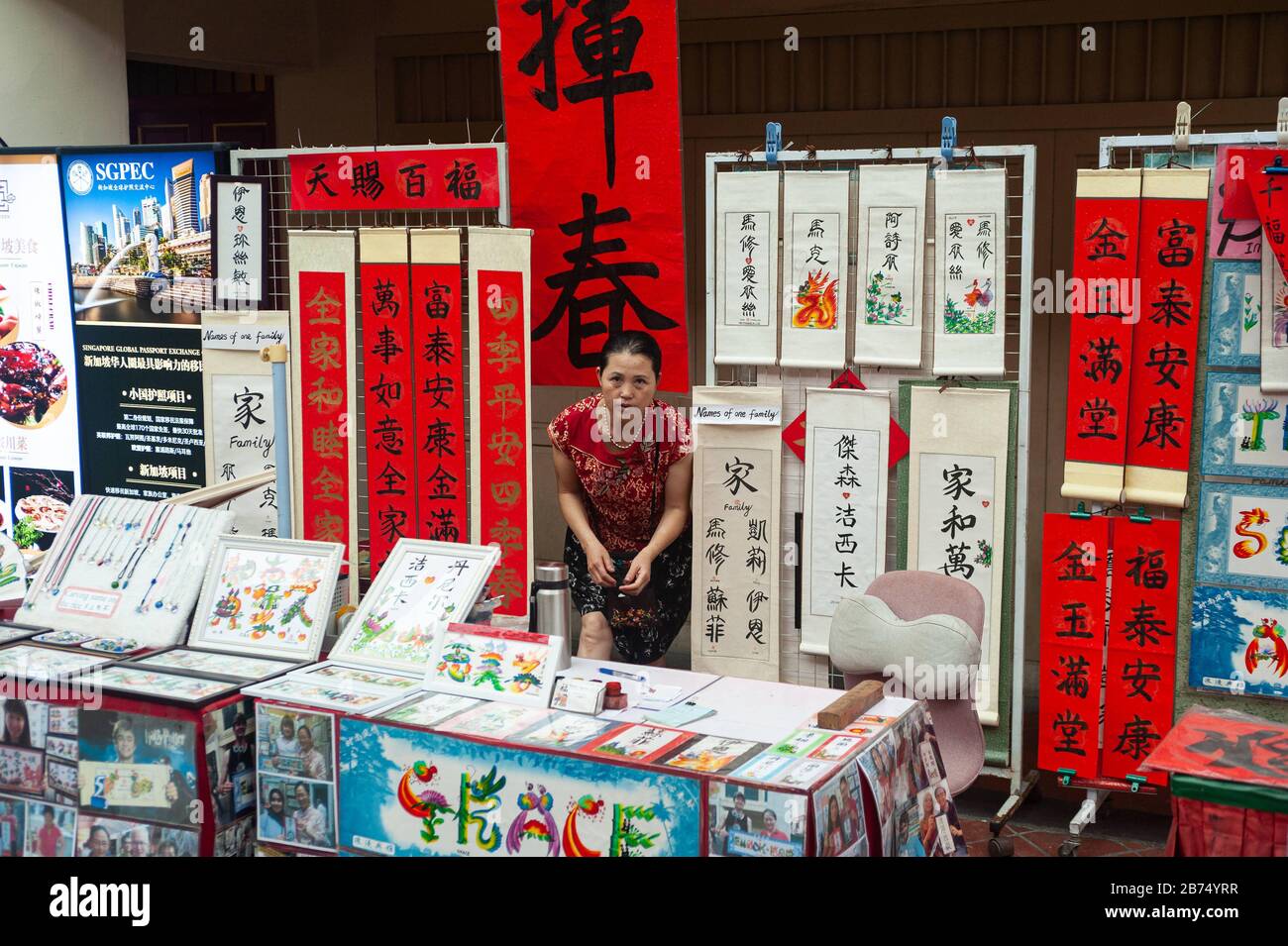 10.01.2020, Singapour, République de Singapour, Asie - un stand de rue dans le quartier chinois de Singapour vend des bannières et défile avec des félicitations individuelles et des bénédictions pour le nouvel an chinois à venir, sous forme de calligraphie brossée à la main. [traduction automatique] Banque D'Images