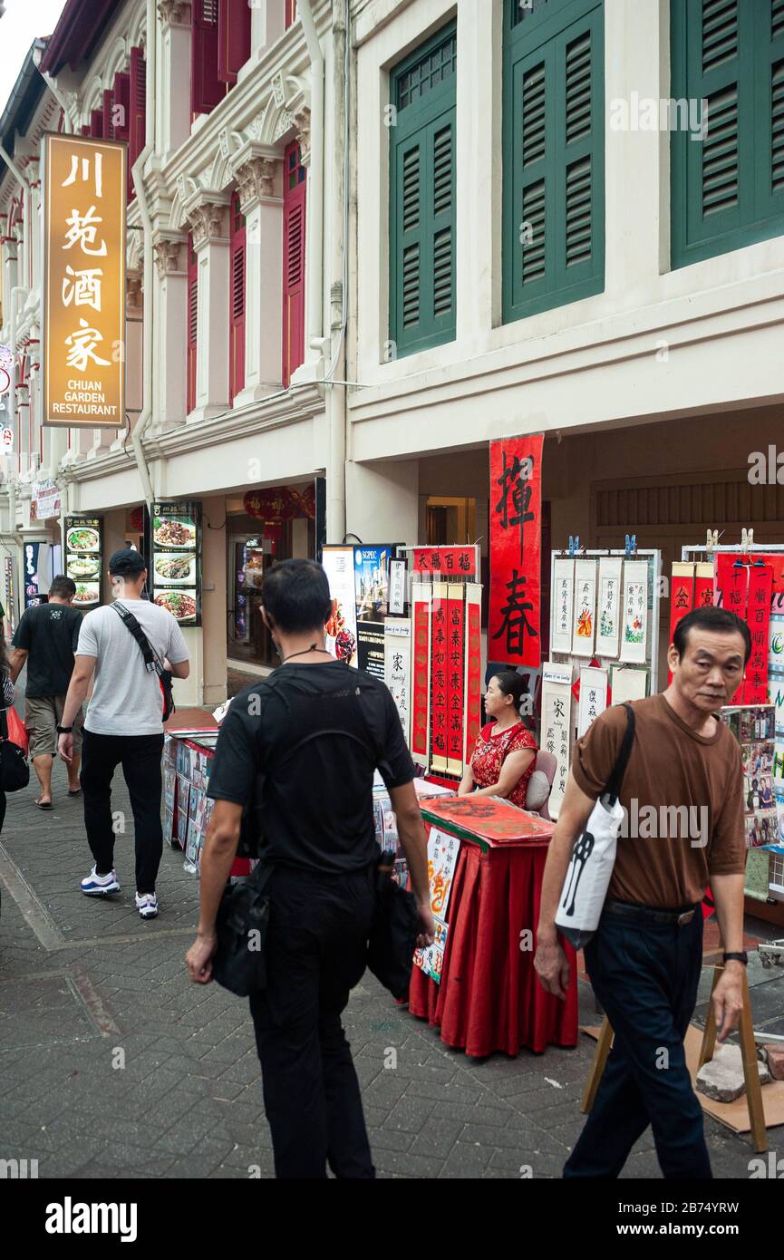 10.01.2020, Singapour, République de Singapour, Asie - un stand de rue dans le quartier chinois de Singapour vend des bannières et défile avec des félicitations individuelles et des bénédictions pour le nouvel an chinois à venir, sous forme de calligraphie brossée à la main. [traduction automatique] Banque D'Images