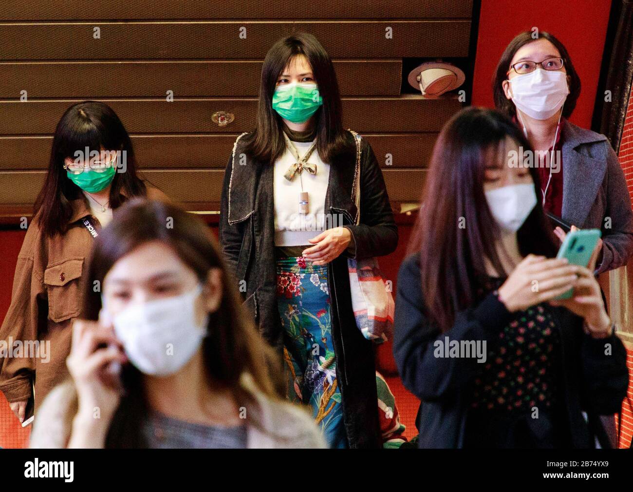 Les gens portent un masque chirurgical dans la rue comme l'a confirmé un homme chinois continental comme premier cas de coronavirus à Hong Kong. Banque D'Images