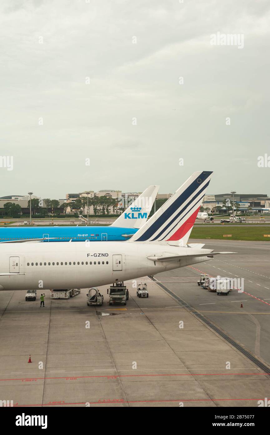 06.12.2019, Singapour, République de Singapour, Asie - deux avions passagers d'Air France et de KLM sont stationnés à l'aéroport de Changi. Les deux compagnies aériennes sont membres de l'alliance aérienne SkyTeam. [traduction automatique] Banque D'Images