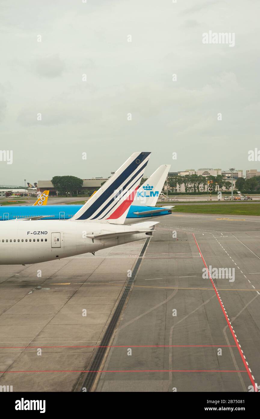 06.12.2019, Singapour, République de Singapour, Asie - deux avions passagers d'Air France et de KLM sont stationnés à l'aéroport de Changi. Les deux compagnies aériennes sont membres de l'alliance aérienne SkyTeam. [traduction automatique] Banque D'Images