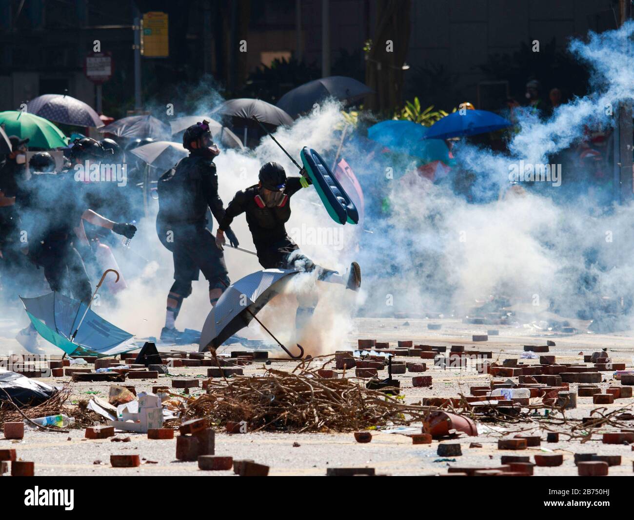 Les manifestants s'opposent à la police de l'Université polytechnique de Hong Kong. Banque D'Images