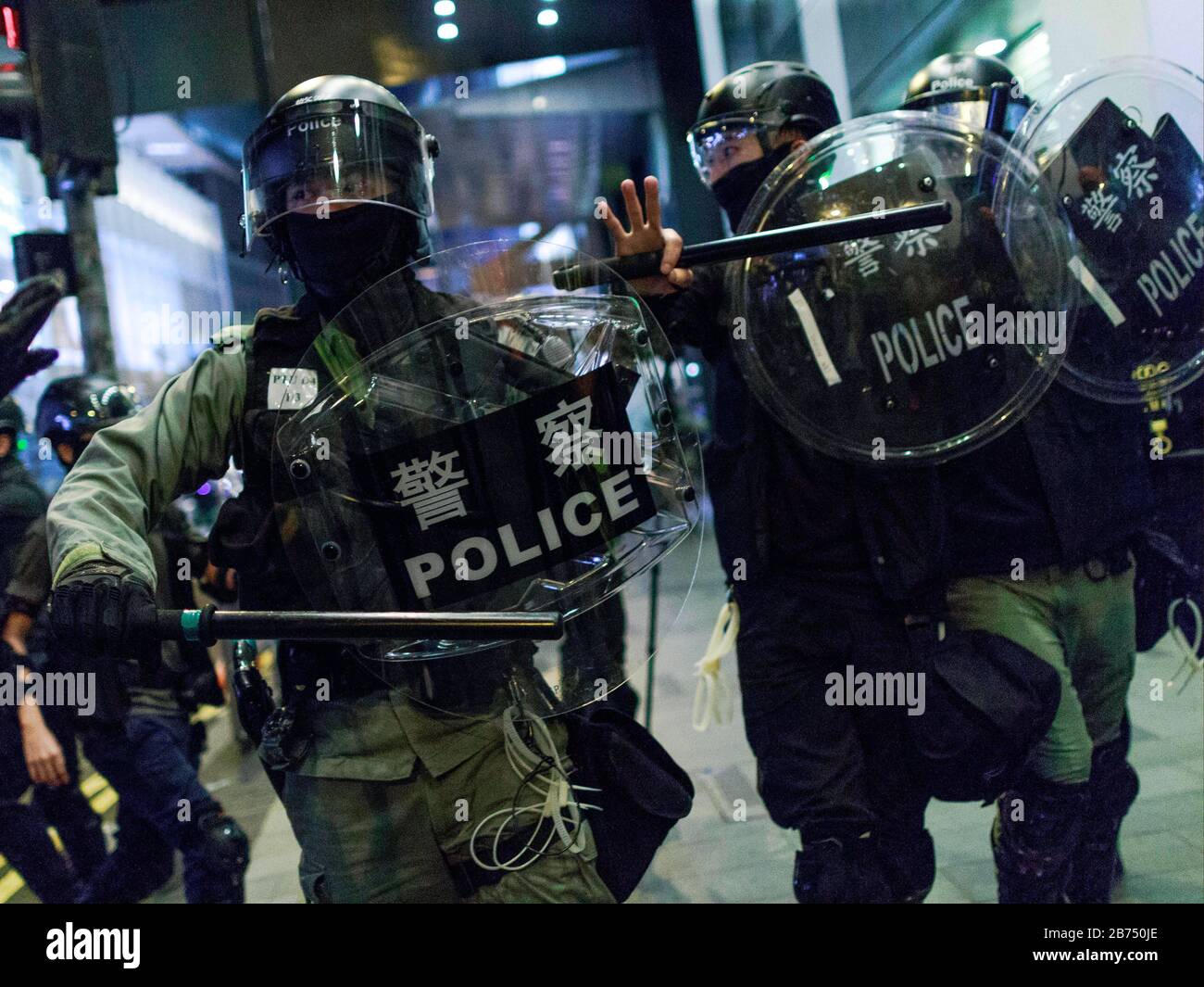La police expulse les journalistes après que les manifestants bloquent le quartier central, le principal quartier financier de Hong Kong après que la police a abattu un enfant le 11 novembre 2019. Banque D'Images