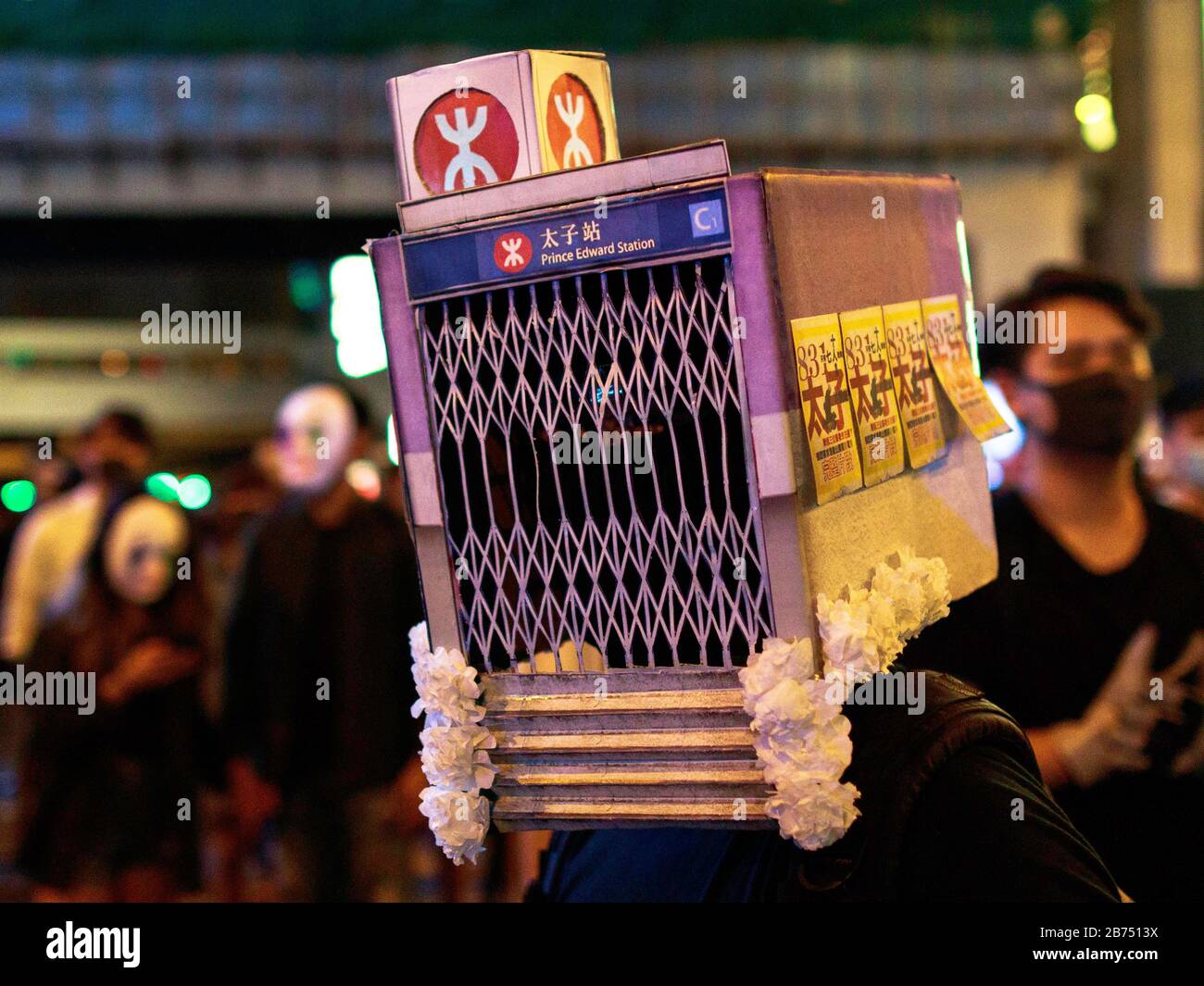 Un homme porte un costum d'Halloween représentant le poste de MTR Prince Edward que certains manifestants ont manqué après avoir été manipulés par la police. La police bloque le lieu De Lan Kwai Fong, un lieu historique pour célébrer Halloween. Hongkongers est devenu furieux et la police a utilisé des gaz lacrymogènes pour les disperser. Banque D'Images