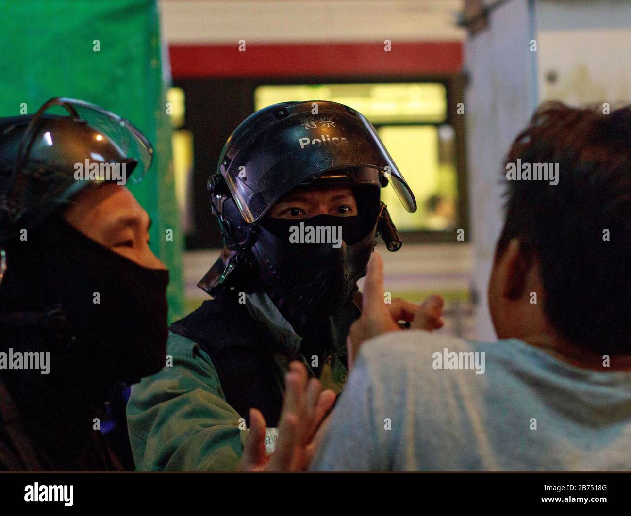 Les manifestants de Yuen long se tiennent debout avec la police à Hong Kong. Banque D'Images