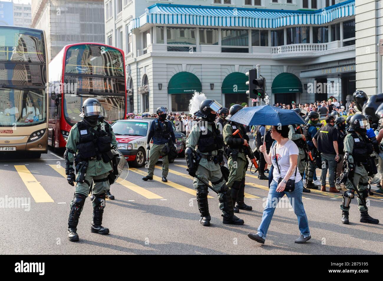 Les manifestants anti-gouvernementaux s'opposent à la police à Tsim Sha Tsui lors d'un rassemblement. La police utilise plus tard du gaz lacrymogène, du spray au poivre et du canon à eau pour disperser la foule. Banque D'Images