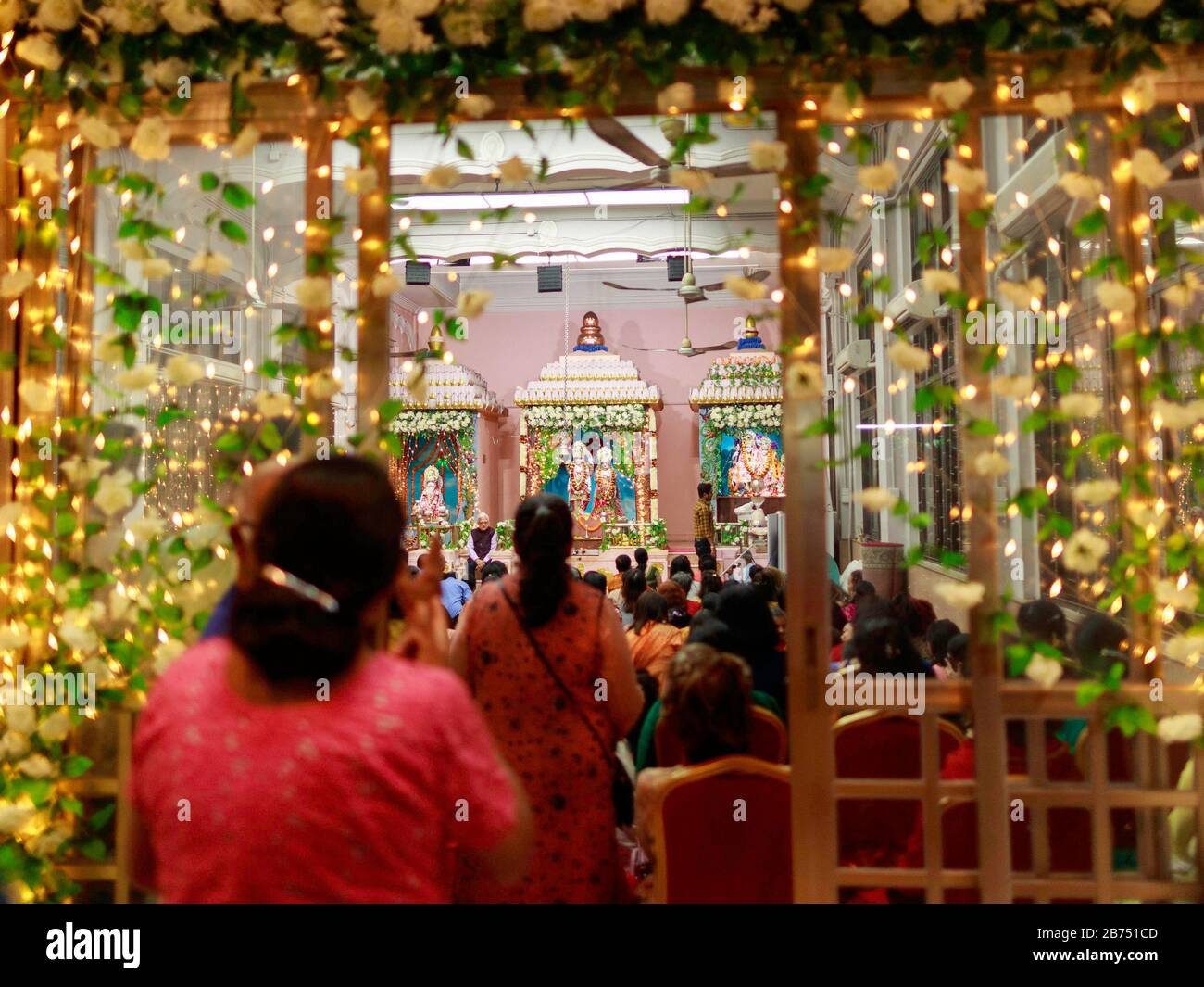 Les fidèles célèbrent Diwali au temple hindou de Happy Valley à Hong Kong. Diwali, Deepawali ou Dipaavali est le festival hindou des lumières, qui est célébré chaque automne dans l'hémisphère nord. L'un des festivals les plus populaires de l'hindouisme, Diwali ou Deepavali symbolise la « victoire spirituelle de la lumière sur les ténèbres, le bien sur le mal et la connaissance sur l'ignorance ». Banque D'Images