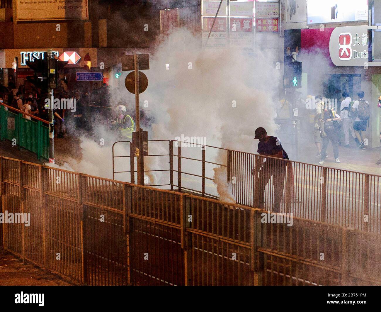 La police brûle des gaz lacrymogènes pour disperser les manifestants anti-gouvernementaux à Yuen long. Banque D'Images