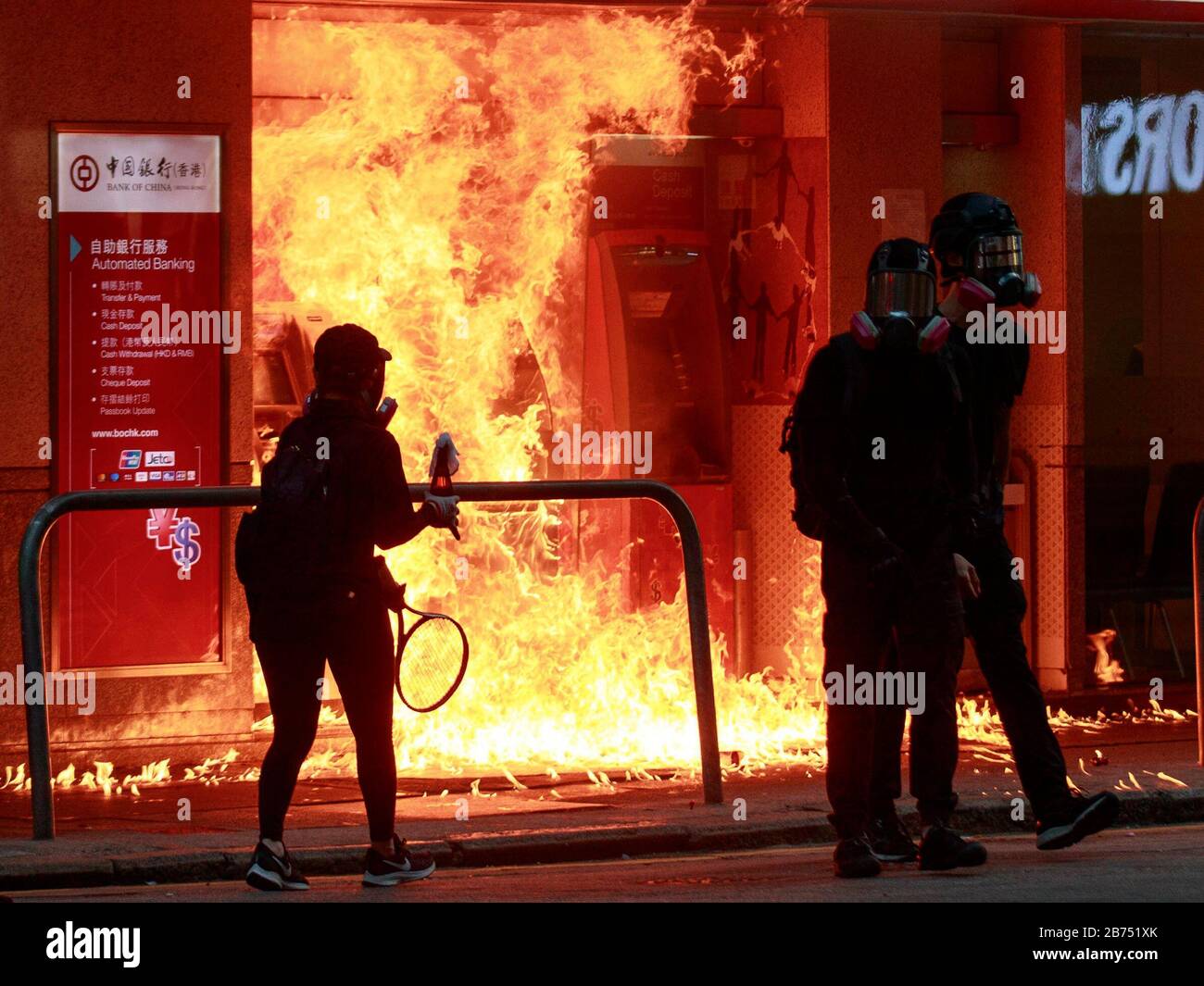 Les manifestants brûlent le guichet automatique de la Bank of China par le cocktail de Molotov. Les manifestants s'opposent à la police anti-émeute à Hong Kong au cours du 70 e anniversaire de la Chine. Banque D'Images