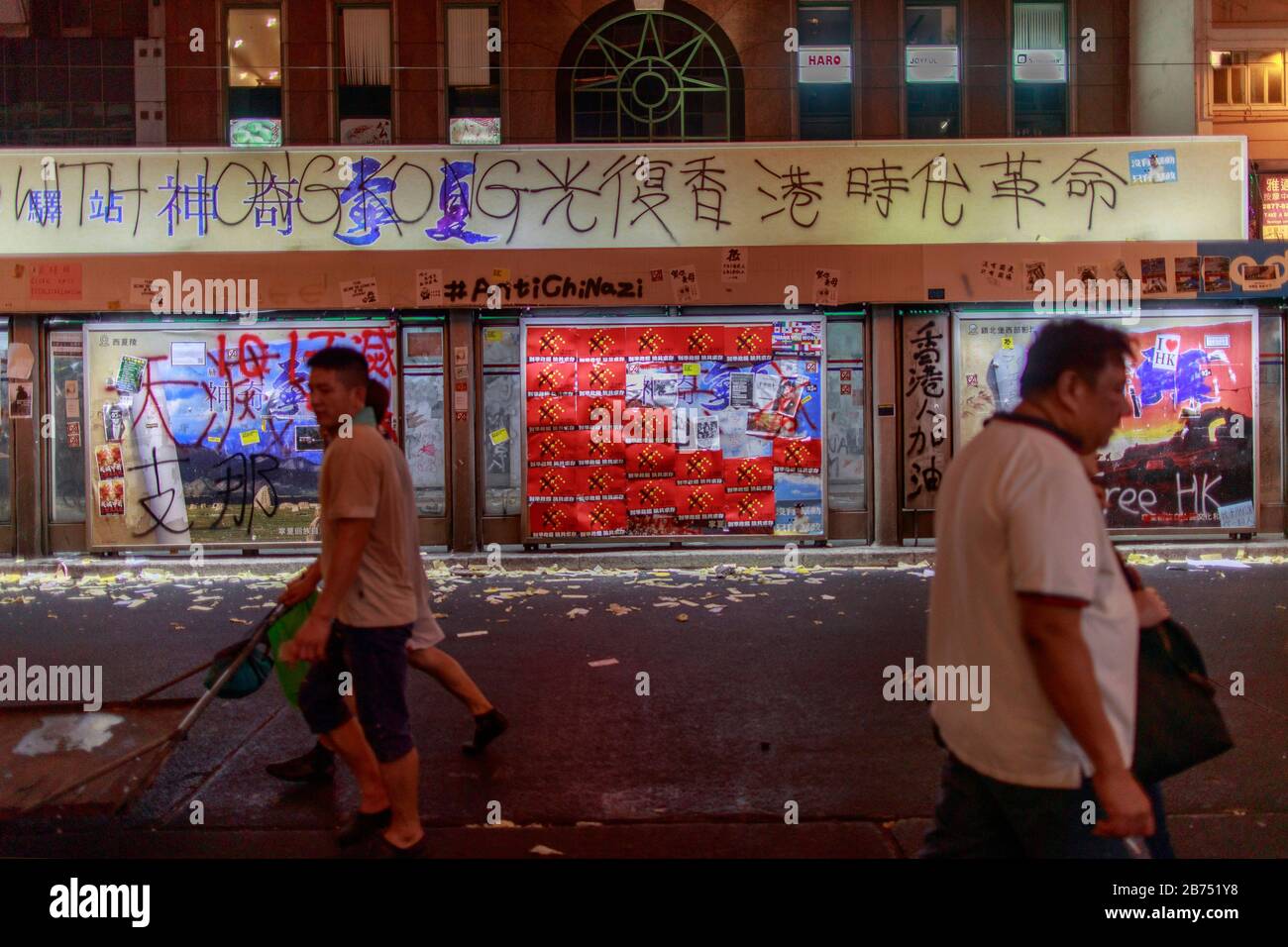 Les manifestants s'opposent à la police anti-émeute à Hong Kong au cours du 70 e anniversaire de la Chine. Banque D'Images