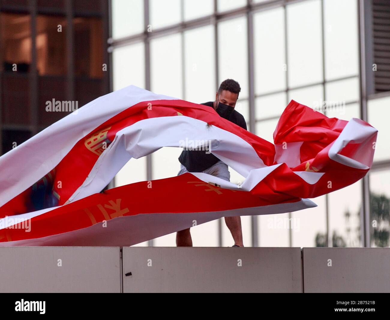 Les gens détruisent une bannière du 70ème anniversaire dans le centre de Hong Kong. Hongkongers proteste dans la rue après que le goiement a fait aujourd'hui une loi anti-masque. Banque D'Images