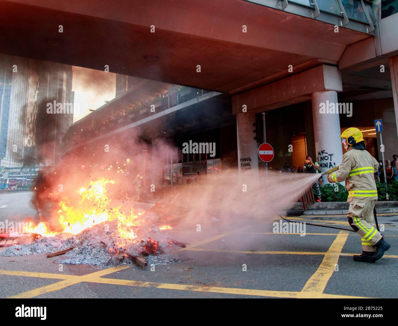 Hongkongers proteste dans la rue après que le goiement a fait aujourd'hui une loi anti-masque. Banque D'Images