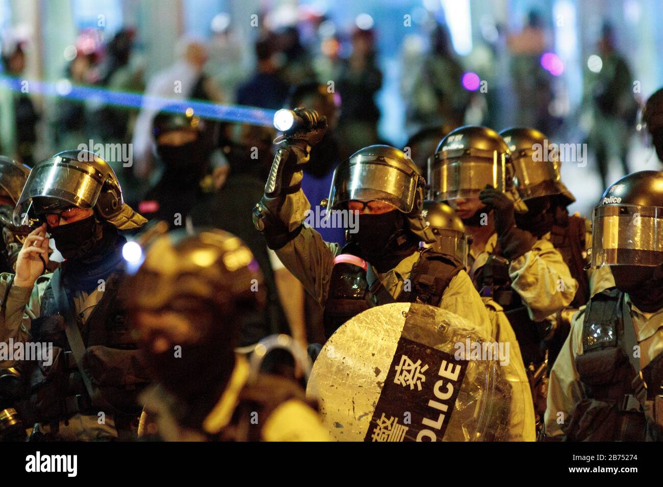 La police s'arrête avec les manifestants lors d'une manifestation officiellement approuvée. Des milliers de personnes se rallient pour la deuxième fois aux législateurs américains pour adopter une législation qui soutient le mouvement démocratique de Hong Kong. Banque D'Images