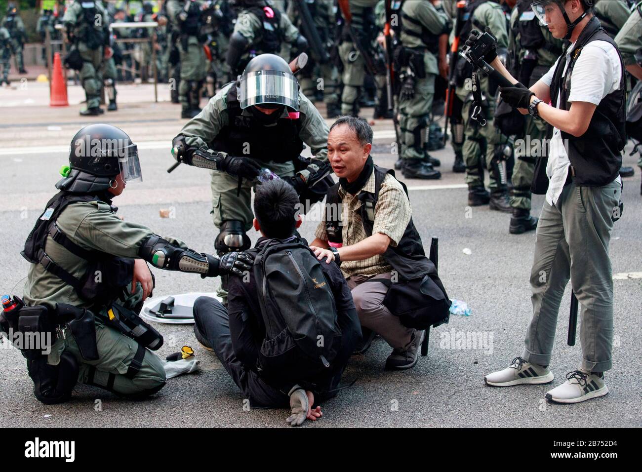 L'équipe de police d'élite et la police anti-émeute arrêtent les manifestants lors d'une marche anti-totalitaire mondiale non autorisée à Hong Kong, en Chine. Banque D'Images