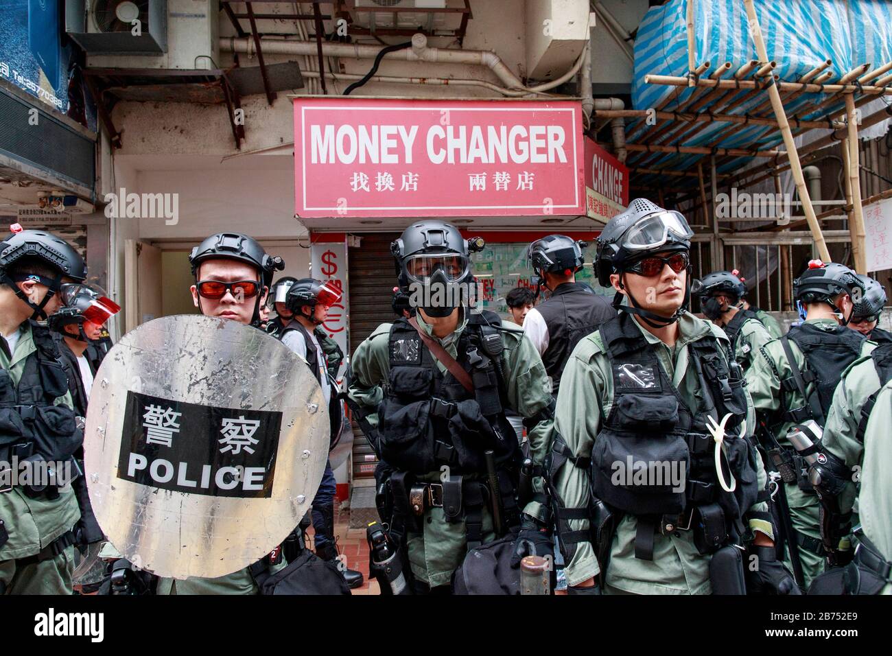 La police a raid le point de départ d'une manifestation à Causeway Bay, un quartier commerçant animé de Hong Kong. Les manifestants s'opposent à la police anti-émeute lors d'une marche anti-totalitaire mondiale non autorisée à Hong Kong, en Chine. Banque D'Images
