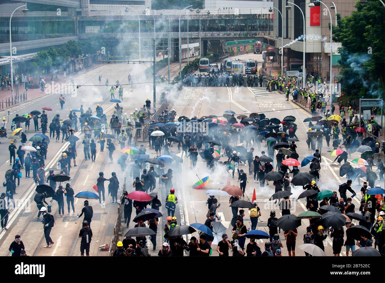 La police anti-émeute fait des tirs de gaz lacrymogène aux manifestants lors d'une marche anti-totalitaire mondiale non autorisée à Hong Kong, en Chine. Banque D'Images