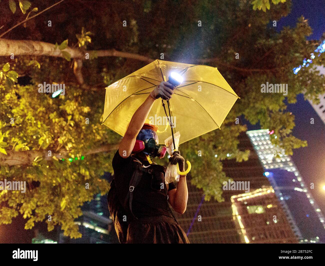 Les manifestants se confrontent avec la police à l'occasion du 5ème anniversaire du mouvement de parapluie de l'Amirauté. La police utilise un canon à eau pour les disperser. Banque D'Images
