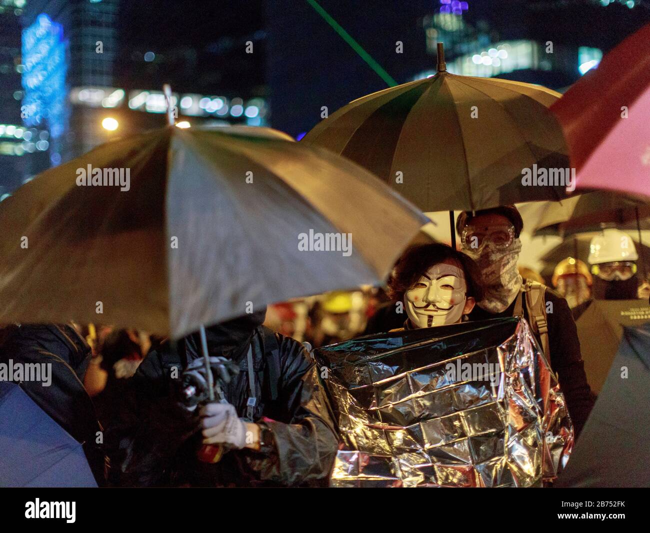 Les manifestants se confrontent avec la police à l'occasion du 5ème anniversaire du mouvement de parapluie de l'Amirauté. La police utilise un canon à eau pour les disperser. Banque D'Images