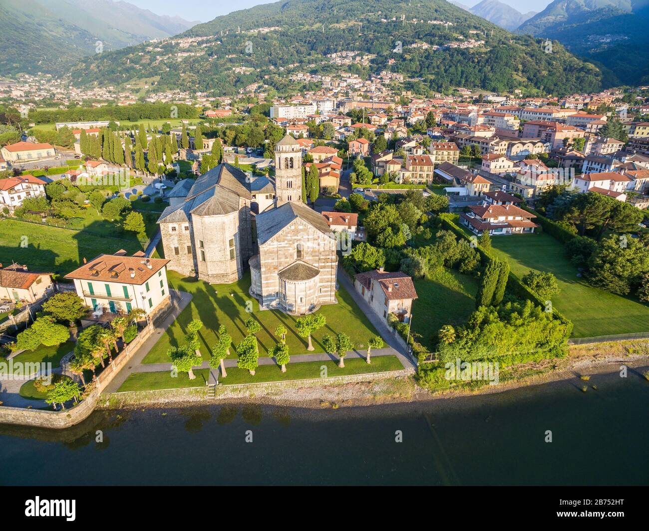 Gravedona - Lac de Côme - Italie - Église de S. Maria del Tiglio (XII siècle) - vue aérienne Banque D'Images