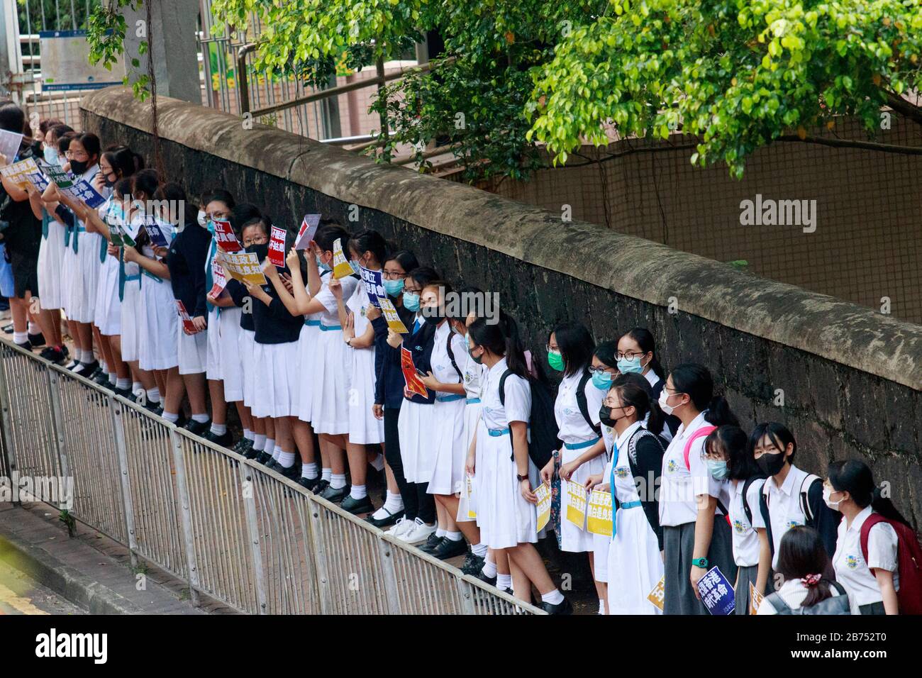 Les élèves de cinq écoles secondaires forment une chaîne humaine à côté du stade Queen Elizerbeth où le leader de Hong Kong Carrie Lam organise une « réunion de l'hôtel de ville » avec 150 Hong Kongers. Ces 150 Kongers de Hong ont été tirés de 20 000 personnes. Banque D'Images