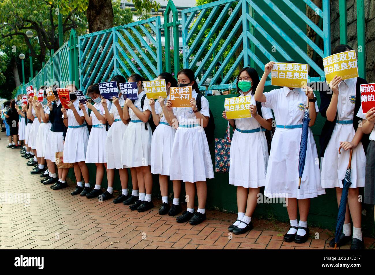 Les élèves de cinq écoles secondaires forment une chaîne humaine à côté du stade Queen Elizerbeth où le leader de Hong Kong Carrie Lam organise une « réunion de l'hôtel de ville » avec 150 Hong Kongers. Ces 150 Kongers de Hong ont été tirés de 20 000 personnes. Banque D'Images
