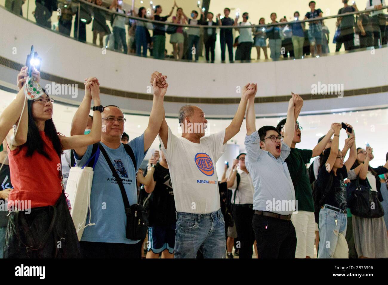 Hong Kongers chante "gloire à Hong Kong" dans la SFI, Centre financier international. Ils ont de "Cinq demandes, pas une de moins" et d'autres slogans anti-policiers. De nombreux centres commerciaux ont les mêmes activités aujourd'hui. Banque D'Images