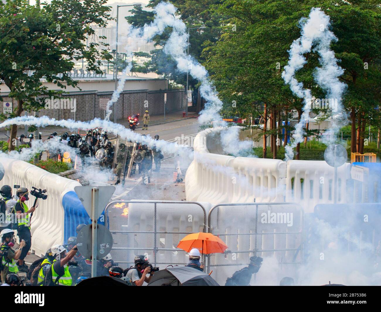 Protestes utilise le cocktail molotov et les rochers pour attaquer le siège des gouvernmen. La police utilise plus tard des canons à eau et des gaz lacrymogènes pour disperser les manifestants. Banque D'Images