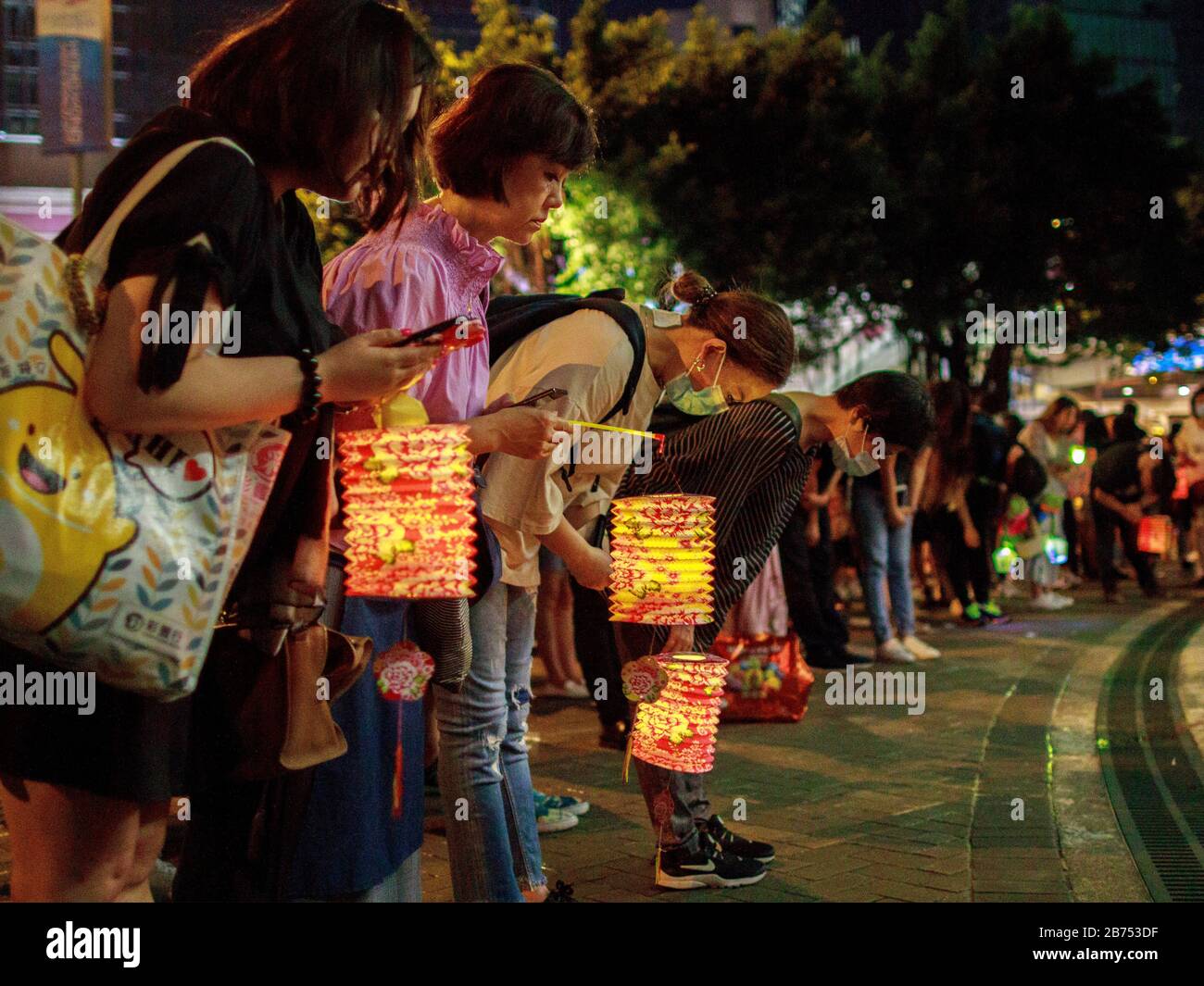 Les gens éclairent la bougie et apportent des fleurs pour respecter le mur Lennon de l'Amirauté à Hong Kong. Selon les manifestants anti-gouvernementaux, neuf personnes auraient commis un suicide, mais trois d'entre elles ont une cause suspecte de mort. Banque D'Images